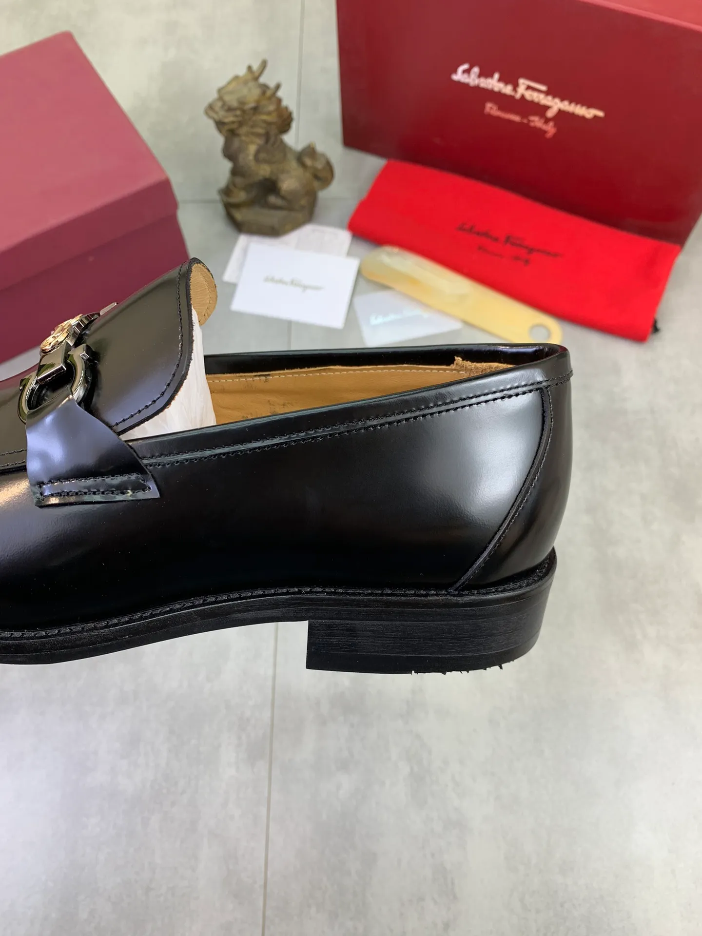 Men's Men's Shoes 💰P460💰[New Style] Water-dyed Niuli 🆘[Salvatore Ferragamo] Ferragamo's latest casual business leather shoes for men! Available at counters simultaneously! The fabric is made of specially imported original open-edge beaded calfskin, and the interior is made of imported water-dyed cowhide. It is absolutely luxurious and leads the fashion trend. Matching code: 38-47 black and burgundy optional